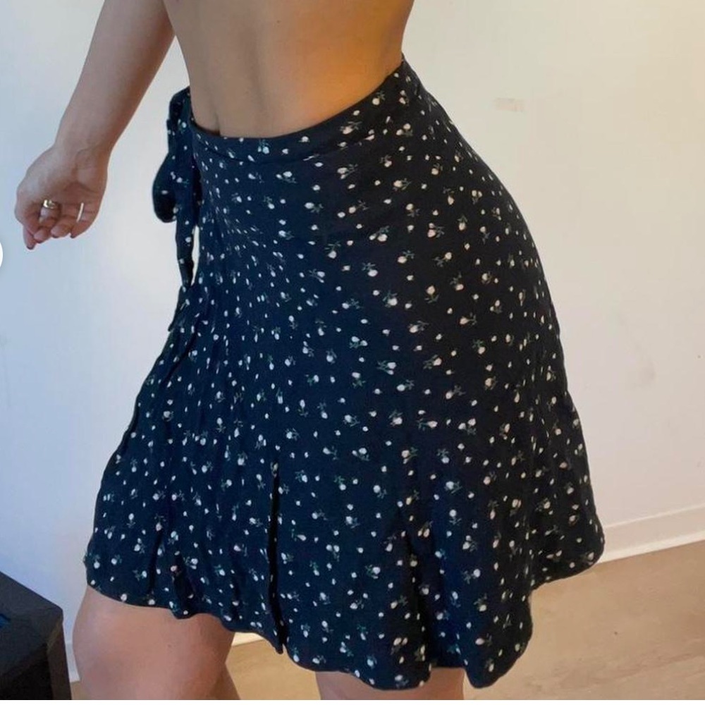 Brandy Melville Flower, Tie Skirt